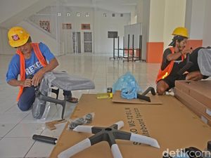 Pekerja Kebut Pasang Mebeler Sekolah Rakyat di Temanggung