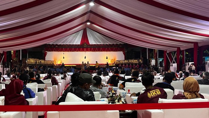 Polri menggelar program pagelaran wayang kulit berlakon Amartha Binangun. Sebanyak 2.795 orang hadir pada kesibukan yang digelar malam ini (Ondang/detikcom)