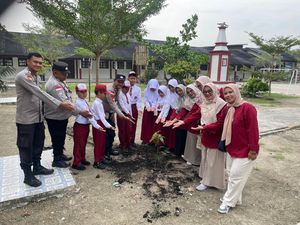 Penghijauan di Sekolah, Polisi di Meranti Riau Ajak Anak SD Tanam Pohon