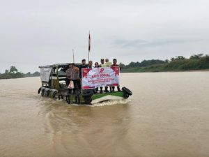 Program Jalur Polda Riau Menembus Pesisir Desa di Inhu yang Tak Berlistrik