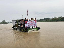 Program Jalur Polda Riau Menembus Pesisir Desa di Inhu yang Tak Berlistrik