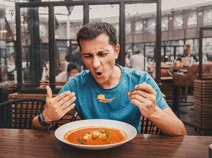 Curi Bekal Makan Siang Rekan Kerja, Pria Ini Kena Karma Curi Bekal Makan Siang Rekan Kerja, Pria Ini Kena Karma