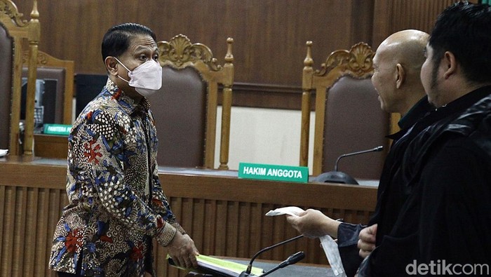Jaksa Penuntut Umum (JPU) menyampaikan barang bukti amplop dan duit yang ditujukan untuk terdakwa Rudi Suparmono terhadap hakim dalam sidang lanjutan kendala prasangka suap terkait penanganan kendala terpidana Gregorius Ronald Tannur di Pengadilan Tipikor, Jakarta Pusat, Jumat (4/7/2025). Sidang bagi mantan Ketua PN Surabaya tersebut beragendakan menyimak  keterangan tiga saksi yang dihadirkan Jaksa Penuntut Umum (JPU) salah satunya mantan Kepala BPKAD Kota Surabaya Syamsul Hariadi.