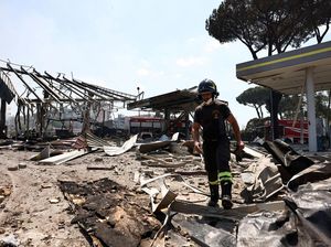Sisa-sisa Ledakan Dahsyat di Pom Bensin Roma, 27 Orang Terluka Sisa-sisa Ledakan Dahsyat di Pom Bensin Roma, 27 Orang Terluka