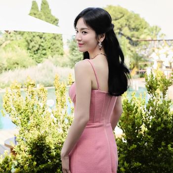 Song Hye Kyo dalam balutan gaun berwarna pink