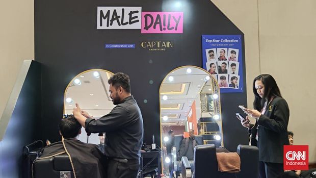 Tak hanya wanita yang dimanjakan, pria pun mendapat tempat spesial di Jakarta X Beauty 2025. Ada beragam produk menarik plus penawaran potong rambut gratis.