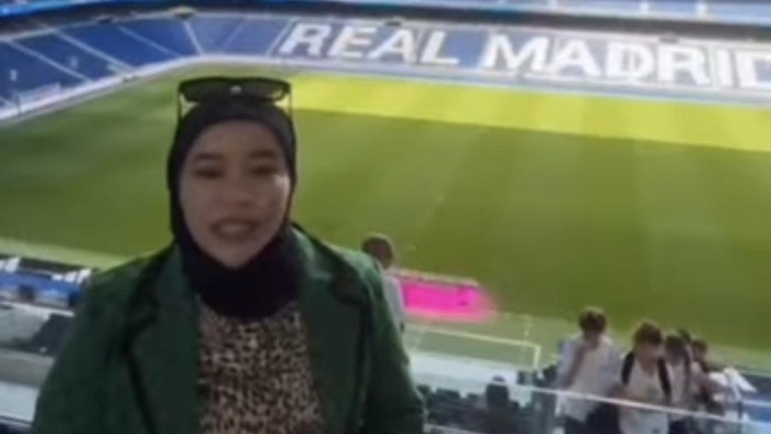 Tangkapan layar video istri Bupati Enrekang Yusuf Ritangnga, Ratnawati di saat berada di Stadion Santiago Bernabeu. Tangkapan layar video istri Bupati Enrekang Yusuf Ritangnga, Ratnawati di saat berada di Stadion Santiago Bernabeu.