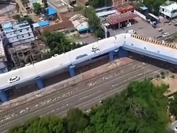 Video: Geger Flyover di India dengan Tikungan 90 Derajat
