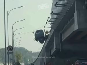 Viral Truk Nyaris Terjun di Flyover Madukoro Semarang, Begini Kejadiannya Viral Truk Nyaris Terjun di Flyover Madukoro Semarang, Begini Kejadiannya