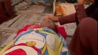 Video: Momen Pasien Kritis di Sampang Dirujuk ke RS Naik Sampan Kayu