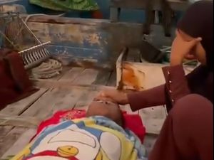 Video: Momen Pasien Kritis di Sampang Dirujuk ke RS Naik Sampan Kayu Video: Momen Pasien Kritis di Sampang Dirujuk ke RS Naik Sampan Kayu
