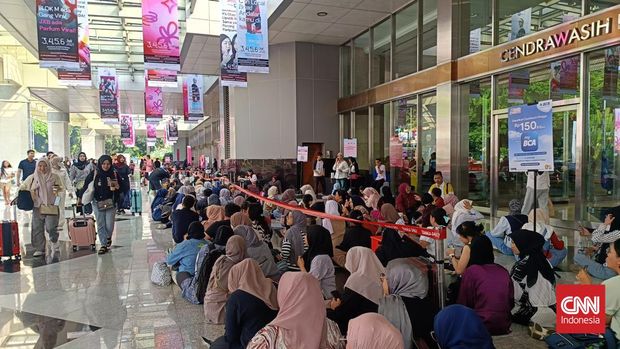 Antrean pengunjung Jakarta x Beauty di JCC, Sabtu (5/7/2025). (CNN Indonesia/Anisa Dewi)