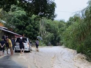 Jalan Poros Bone-Makassar di Ulaweng Terendam Banjir, Akses Lalin Lumpuh Jalan Poros Bone-Makassar di Ulaweng Terendam Banjir, Akses Lalin Lumpuh