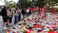 Spanduk bertuliskan ucapan selamat jalan dan foto-foto Diogo Jota juga tampak tergantung di pagar stadion, menjadi simbol kehilangan mendalam bagi keluarga besar Liverpool. REUTERS/Temilade Adelaja