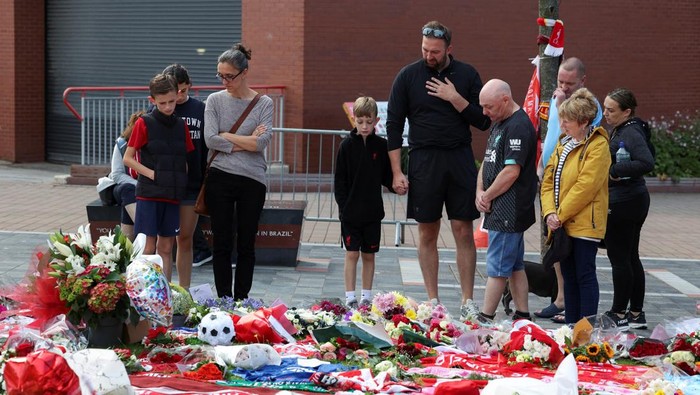 Suasana haru menyelimuti Stadion Anfield, Liverpool, Sabtu (5/7/2025), ketika ribuan penggemar berkumpul untuk memberikan penghormatan terakhir kepada Diogo Jota. Penyerang andalan Liverpool itu dimakamkan hari ini di Portugal bersama saudaranya, Andre Silva, usai keduanya meninggal dalam kecelakaan mobil tragis di Spanyol. REUTERS/Temilade Adelaja