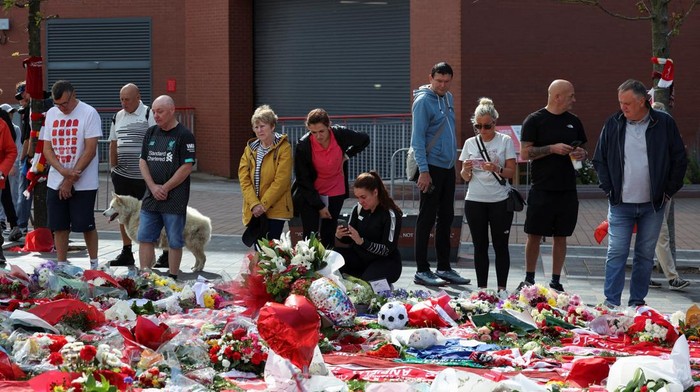 Suasana haru menyelimuti Stadion Anfield, Liverpool, Sabtu (5/7/2025), ketika ribuan penggemar berkumpul untuk memberikan penghormatan terakhir kepada Diogo Jota. Penyerang andalan Liverpool itu dimakamkan hari ini di Portugal bersama saudaranya, Andre Silva, usai keduanya meninggal dalam kecelakaan mobil tragis di Spanyol. REUTERS/Temilade Adelaja