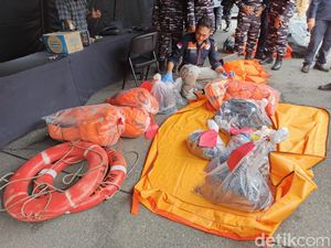 Barang-barang Diduga dari KMP Tunu Pratama Jaya Ditemukan Barang-barang Diduga dari KMP Tunu Pratama Jaya Ditemukan