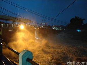 Video Waspada Banjir! Bendung Katulampa Siaga 3 Malam Ini Video Waspada Banjir! Bendung Katulampa Siaga 3 Malam Ini