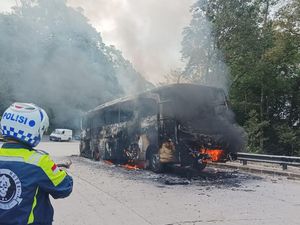 Bus Bawa 40 Penumpang Terbakar di Jalur Medan-Berastagi Bus Bawa 40 Penumpang Terbakar di Jalur Medan-Berastagi