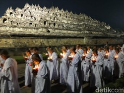Umat Buddha Gelar Pradaksina, Keliling Candi Borobudur 3 Kali