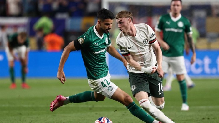 Chelsea Palmeiras Argentine forward #42 Jose Manuel Lopez and Chelseas English midfielder #10 Cole Palmer fight for the ball during the FIFA Club World Cup 2025 quarterfinal football match between Brazils Palmeiras and Englands Chelsea at the Lincoln Financial Field Stadium in Philadelphia on July 4, 2025. (Photo by FRANCK FIFE / AFP)