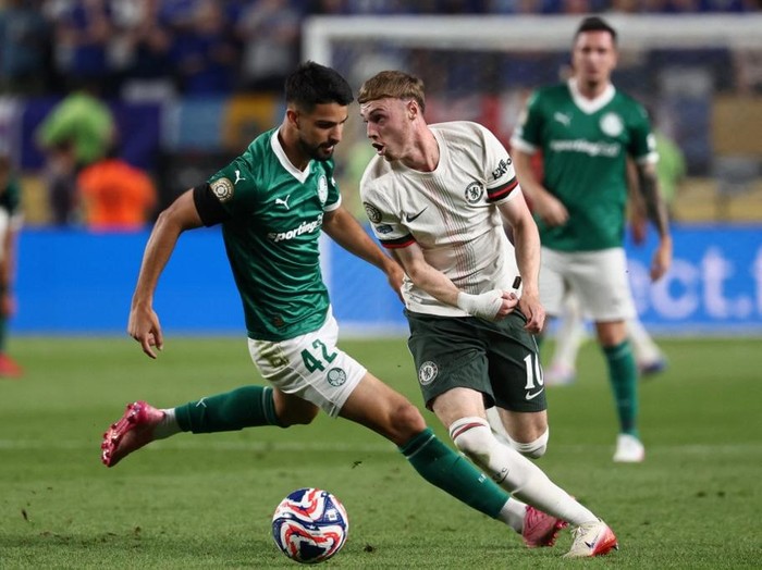 Chelsea Palmeiras Argentine forward #42 Jose Manuel Lopez and Chelseas English midfielder #10 Cole Palmer fight for the ball during the FIFA Club World Cup 2025 quarterfinal football match between Brazils Palmeiras and Englands Chelsea at the Lincoln Financial Field Stadium in Philadelphia on July 4, 2025. (Photo by FRANCK FIFE / AFP)