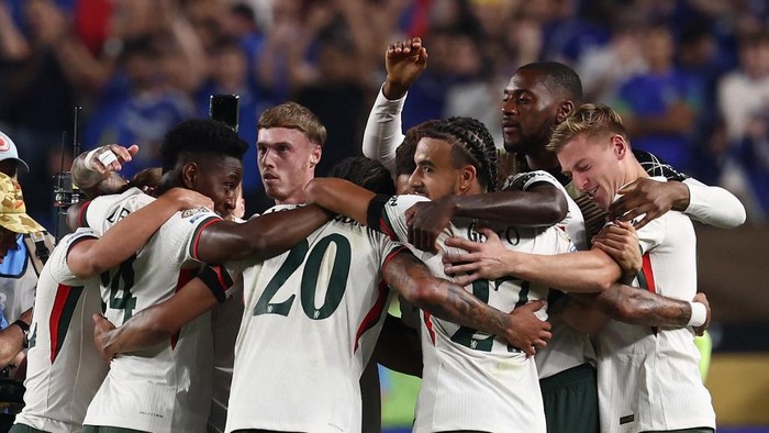 Chelseas players react after winning the FIFA Club World Cup 2025 quarterfinal football match between Brazils Palmeiras and Englands Chelsea at the Lincoln Financial Field Stadium in Philadelphia on July 4, 2025. (Photo by FRANCK FIFE / AFP)