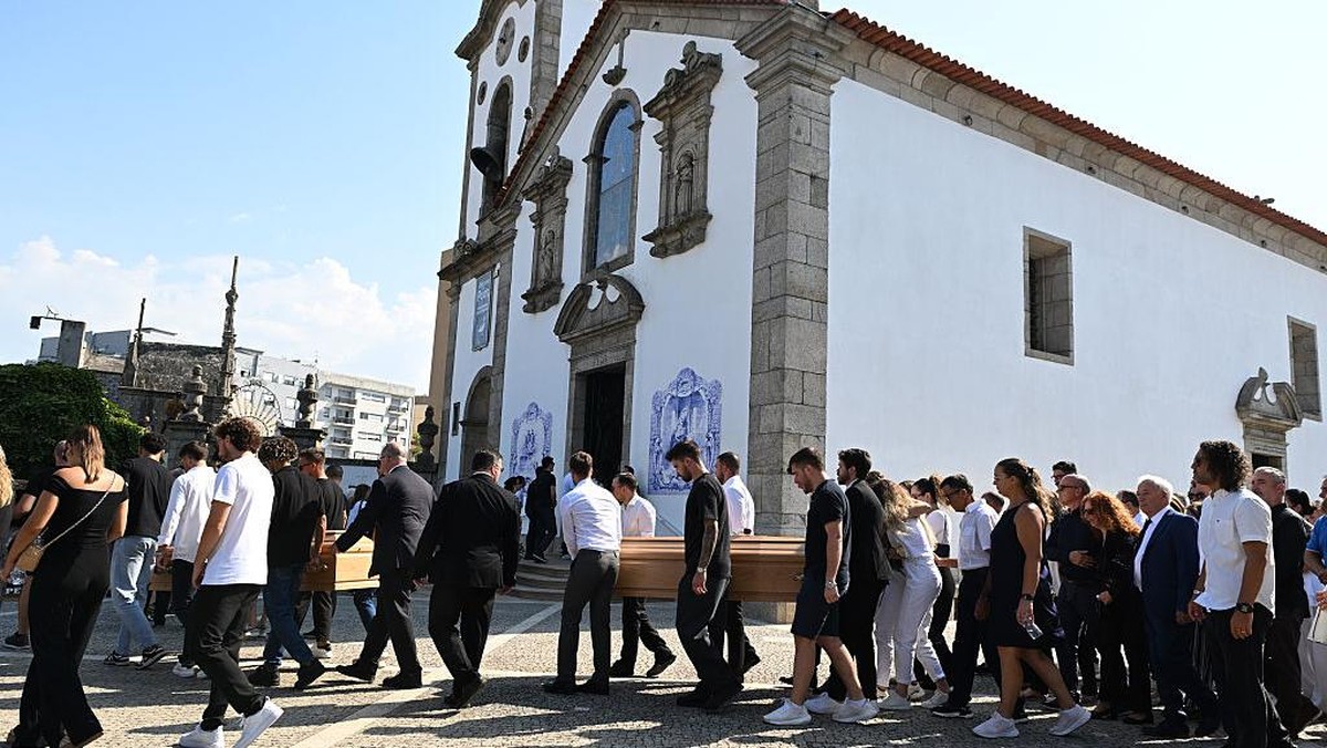 Peti jenazah Diogo Jota dan Andre Silva dibawa ke dalam gereja sebelum dimakamkan. Foto: Anadolu via Getty Images/Anadolu