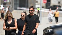 Joao Moutinho, pemain Portugal, datang langsung melayat Jota. (Foto: Alex Juarez/Anadolu via Getty Images)