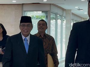 Video: Kelakar Indroyono Berikan CV ke Awak Media Seusai Tes Calon Dubes AS Video: Kelakar Indroyono Berikan CV ke Awak Media Seusai Tes Calon Dubes AS