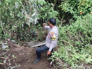 Jip Wisatawan Bromo Asal China Terjun ke Jurang Jip Wisatawan Bromo Asal China Terjun ke Jurang