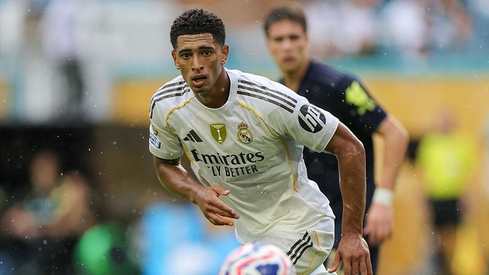 MIAMI GARDENS, FLORIDA - JULY 1: Jude Bellingham #5 of Real Madrid look at the ball during the FIFA Club World Cup 2025 round of 16 match between Real Madrid CF and Juventus Turin at Hard Rock Stadium on July 1, 2025 in Miami Gardens, Florida. (Photo by Carl Kafka/ISI Photos/ISI Photos via Getty Images)
