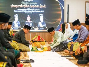 Kapolri Terima Anugerah Adat Ingatan Budi dari Lembaga Adat Melayu Riau Kapolri Terima Anugerah Adat Ingatan Budi dari Lembaga Adat Melayu Riau
