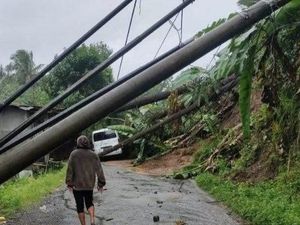Longsor di Sinjai Putus Akses Jalan Poros Malino, 2 Orang Luka Longsor di Sinjai Putus Akses Jalan Poros Malino, 2 Orang Luka