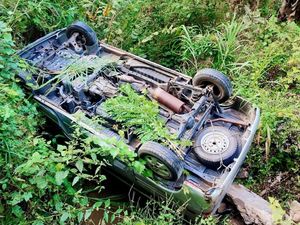 Rem Blong, Mobil Muat 4 Orang Terguling Masuk Sungai di Flores Timur Rem Blong, Mobil Muat 4 Orang Terguling Masuk Sungai di Flores Timur