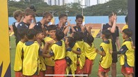 Oxford United Gelar Coaching Clinic, Ole Romeny Jadi Rebutan Anak-anak