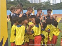 Oxford United Gelar Coaching Clinic, Ole Romeny Jadi Rebutan Anak-anak
