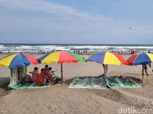 Pedagang Minum-Sewa Payung Pantai Parangtritis Raup Cuan Saat Libur Sekolah Pedagang Minum-Sewa Payung Pantai Parangtritis Raup Cuan Saat Libur Sekolah