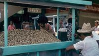 Potret Nostalgia Penjual Oncom dan Kacang di Pasar Kosambi Bandung 1980