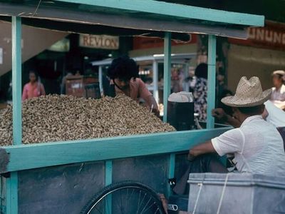 Potret Nostalgia Penjual Oncom dan Kacang di Pasar Kosambi Bandung 1980