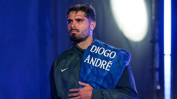 PHILADELPHIA, PENNSYLVANIA - JULY 04: Pedro Neto #7 of Chelsea FC holds a jersey with the names Diogo and André to observe a moment of silence in tribute to football players Diogo Jota and his brother Andre Silva, after they passed away on the 3rd of July 2025 prior to the FIFA Club World Cup 2025 quarter final match between SE Palmeiras and Chelsea FC at Lincoln Financial Field on July 04, 2025 in Philadelphia, Pennsylvania. (Photo by Qian Jun/Sports Press Photo/Getty Images)