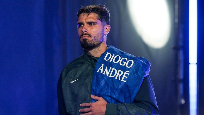 Pedro Neto PHILADELPHIA, PENNSYLVANIA - JULY 04: Pedro Neto #7 of Chelsea FC holds a jersey with the names Diogo and André to observe a moment of silence in tribute to football players Diogo Jota and his brother Andre Silva, after they passed away on the 3rd of July 2025 prior to the FIFA Club World Cup 2025 quarter final match between SE Palmeiras and Chelsea FC at Lincoln Financial Field on July 04, 2025 in Philadelphia, Pennsylvania. (Photo by Qian Jun/Sports Press Photo/Getty Images)