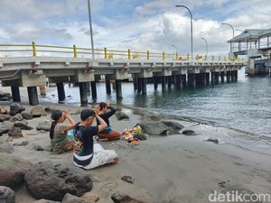 Kakak Korban Tragedi KMP Tunu Pratama Jaya Meninggal karena Syok Kakak Korban Tragedi KMP Tunu Pratama Jaya Meninggal karena Syok