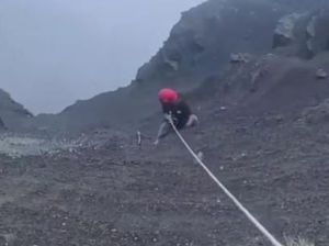 Viral Video Diduga Pemandu Juliana Lakukan Evakuasi, Tali Kurang Panjang