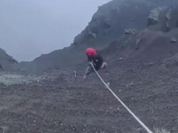 Viral Video Diduga Pemandu Juliana Lakukan Evakuasi, Tali Kurang Panjang