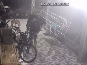 Viral Aksi Maling Santai Curi 2 Sepeda di Rumah Warga Cileungsi