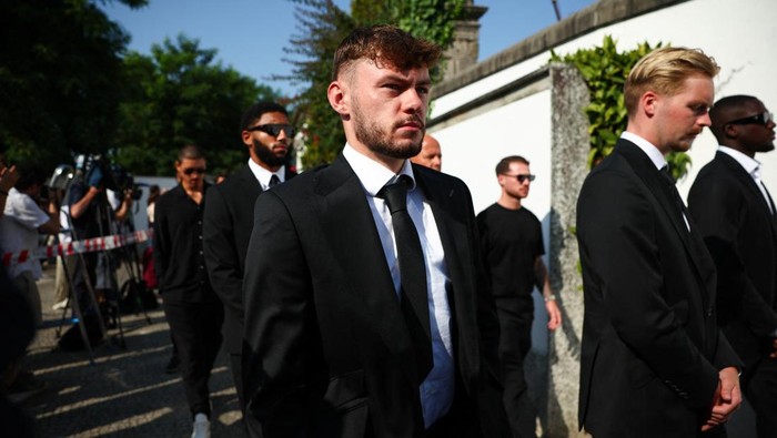 Suasana duka menyelimuti Kapel Kebangkitan di Gondomar, Portugal, Sabtu (5/7/2025), saat upacara pemakaman pemain sepak bola Portugal Diogo Jota dan saudaranya, Andre Silva, digelar. Keduanya meninggal dunia dalam kecelakaan mobil tragis di dekat Zamora, Spanyol, beberapa hari lalu.
