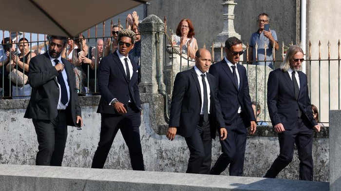 Penuh Air Mata, Pemakaman Diogo Jota dan Andre Silva Diselimuti Duka Suasana duka menyelimuti Kapel Kebangkitan di Gondomar, Portugal, Sabtu (5/7/2025), saat upacara pemakaman pemain sepak bola Portugal Diogo Jota dan saudaranya, Andre Silva, digelar. Keduanya meninggal dunia dalam kecelakaan mobil tragis di dekat Zamora, Spanyol, beberapa hari lalu.