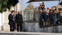 Banyak pelayat tak kuasa menahan air mata saat peti jenazah Diogo Jota dan Andre Silva dibawa menuju tempat peristirahatan terakhir. REUTERS/Pedro Nunes