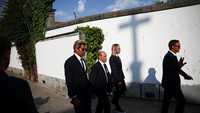 Pemain sepak bola Portugal Abel Xavier tiba pada hari upacara pemakaman pemain sepak bola Portugal Liverpool Diogo Jota dan saudaranya Andre Silva, yang meninggal dalam kecelakaan mobil di dekat Zamora, Spanyol, dekat Kapel Kebangkitan, di Gondomar, Portugal, Sabtu (5/7). REUTERS/Pedro Nunes